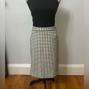 EUC Banana Republic Black and White Woven Pencil Skirt. Midi length. Size 6.